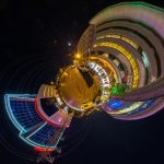 تالار هدیش – نمای سیاره کوچک بیرون تالار در شب